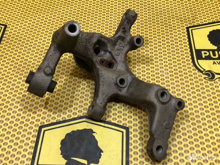 Кулак поворотный задний левый Skoda Octavia A5