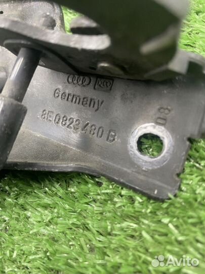 Крюк капота audi a4 b6 8E 2169