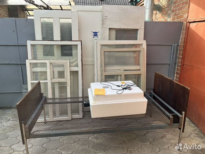 Двери,окна,кровать,матрацы,инкубатор