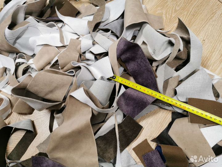 Обрезки ткани, поролона