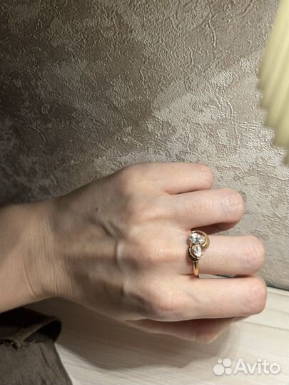 Золотое кольцо с фианитами 585