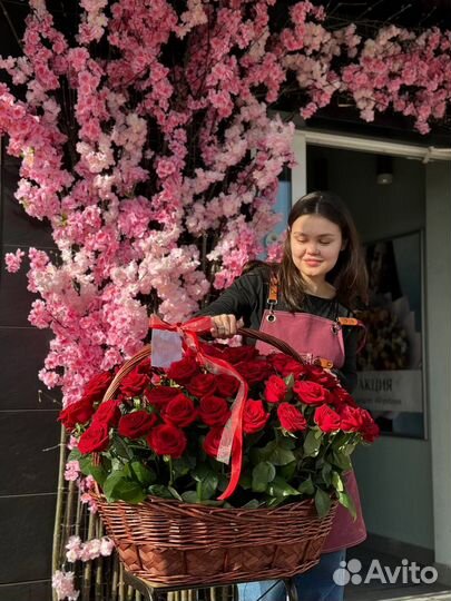 101 роза в корзине
