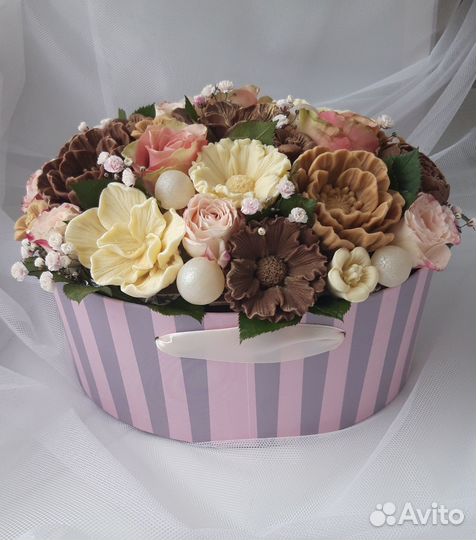 Букет из шоколадных и живых цветов