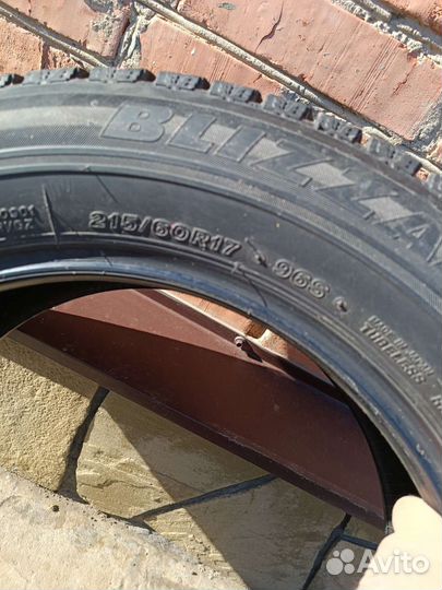 Bridgestone Blizzak Revo GZ 215/60 R17