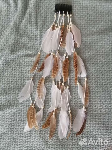 Перья на заколке