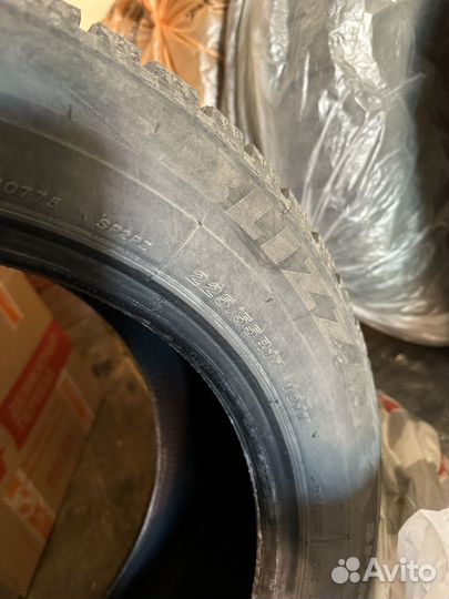 Bridgestone Blizzak Spike-02 225/55 R17