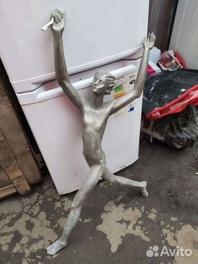 Продам статуэтка алюминиевая состояние как на фото