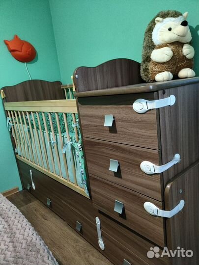 Детская кроватка с маятником и пеленальным комодом