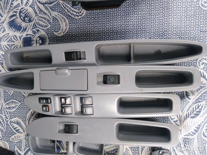 Консоль магнитолы,часы Toyota Nadia,ручки, накладк