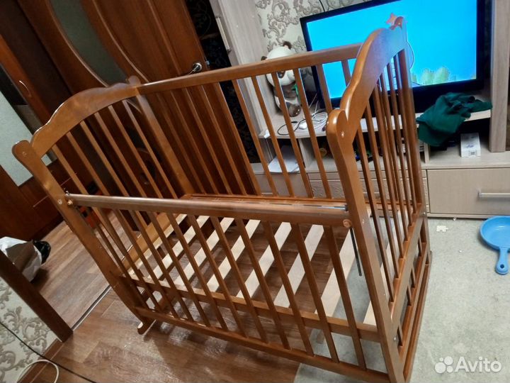 Детская кроватка с маятником