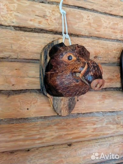 Деревянная фигура из массива с элементами декора