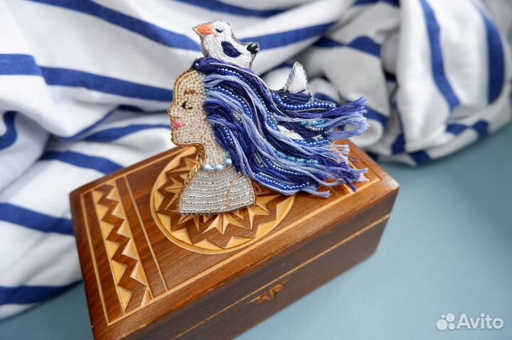 Брошь Девушка с мечтами о море