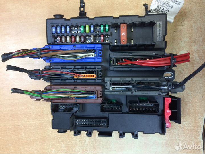 Задний блок предохранителей Opel Vectra C