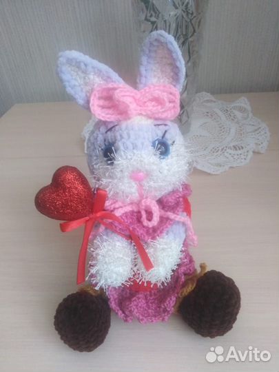 Вязаная плюшевая игрушка Зайка