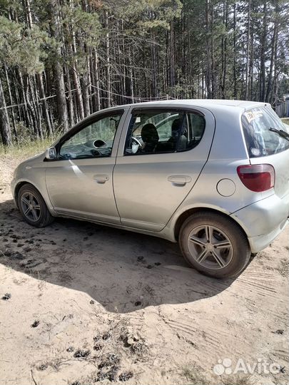 Toyota Vitz, 2001