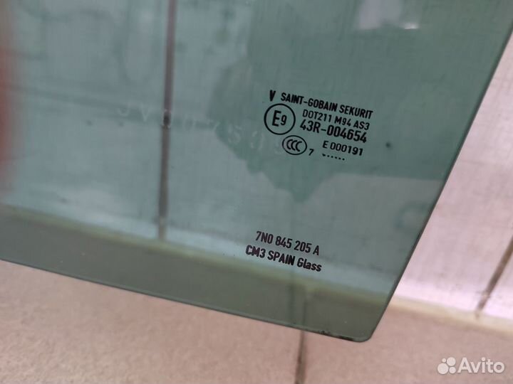 Стекло двери заднее левое Volkswagen Sharan 7N