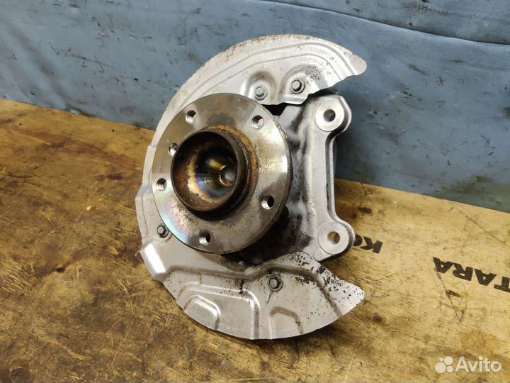 Кулак передний левый BMW E90 LCI N46