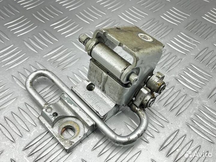 Петля двери задняя левая Volkswagen Golf MK4