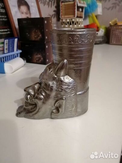 Карандашница с лицом черта