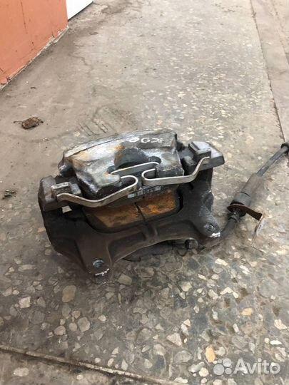 Суппорт передний левый Volvo XC90