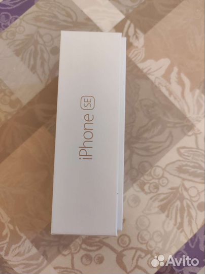Коробка для iPhone SE и наклейки