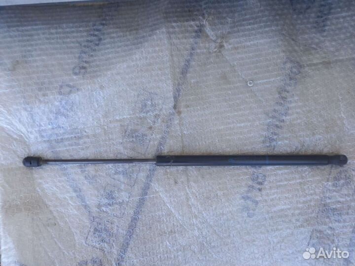 Рено сценик 2- упор крышки багажника