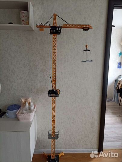 Подъемный кран игрушка