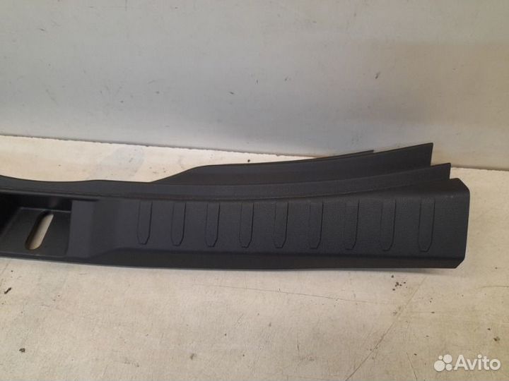 Накладка замка багажника Toyota Rav4 50 2018