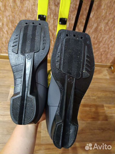 Беговые лыжи + палки + ботинки 38 р