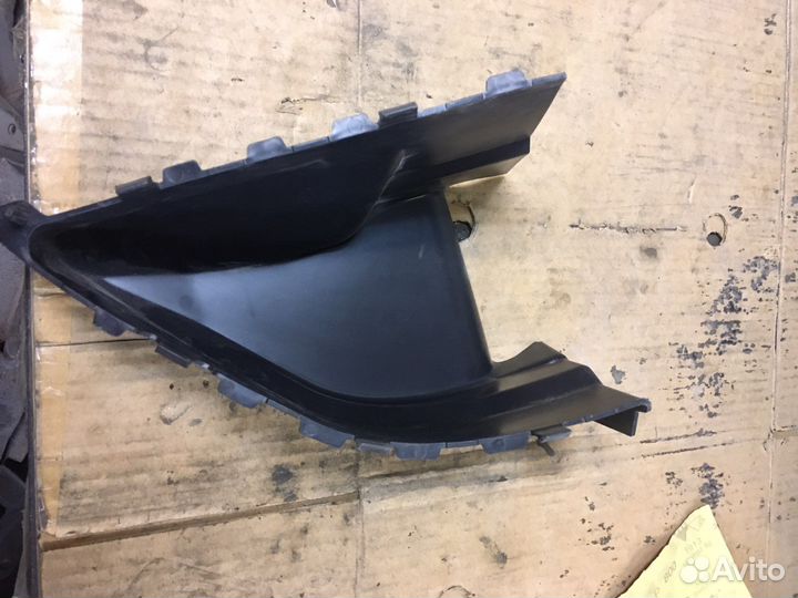 Дефлекто радиатора правый Renault Logan