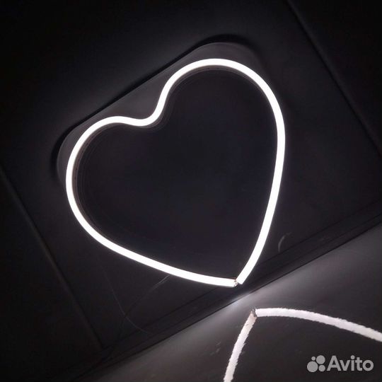 Неоновая вывеска сердце