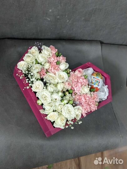 Композиция цветочная с киндером