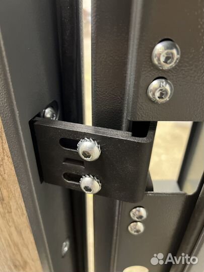 Входная квартирная дверь со скрытыми петлями