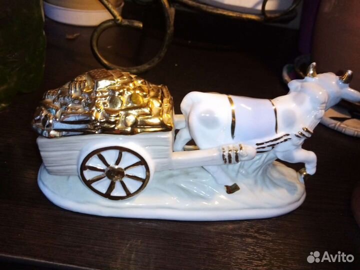 Статуэтка фарфоровая 