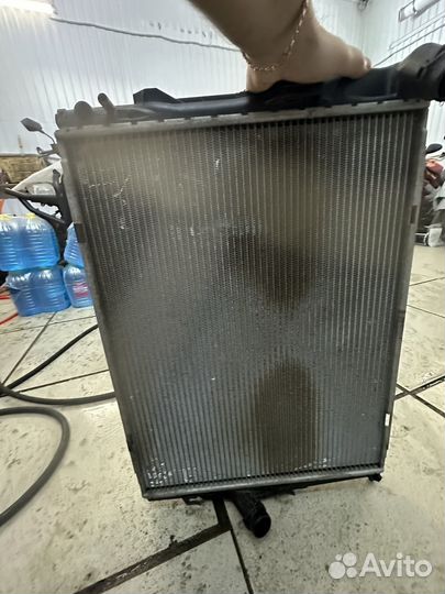 Радиатор охлаждения двигателя на бмв Х1 (е84)