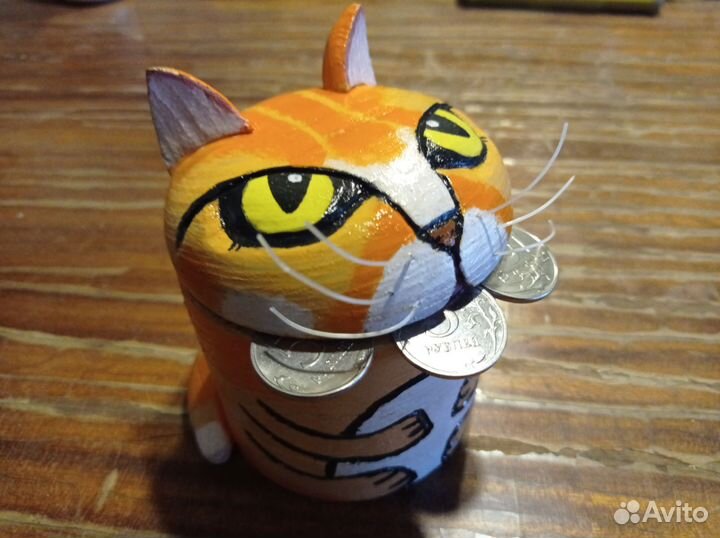 Кот с выразительным взглядом шкатулка