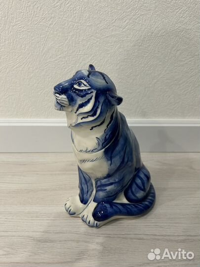 Фарфоровая статуэтка