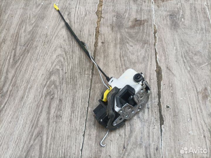 Замок двери задний левый Opel Astra J хетчбэк 5дв