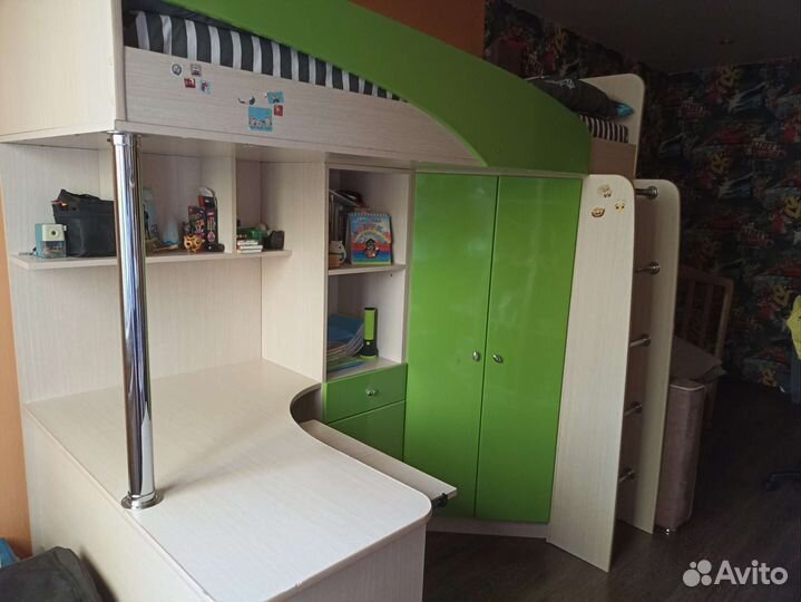 Детская кровать чердак со столом и шкафом
