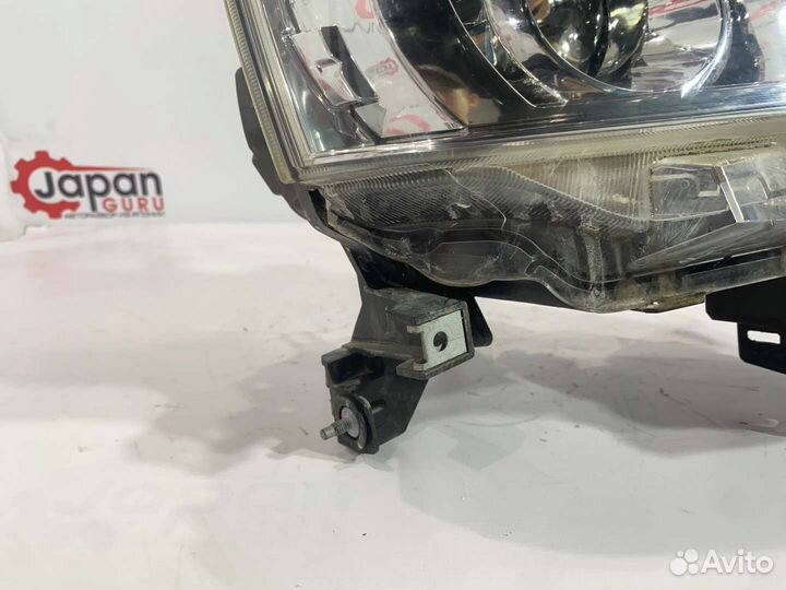 Фара галогеновая правая Nissan Xtrail NT31 MR20