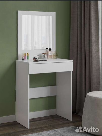 Туалетный столик с зеркалом и ящиком