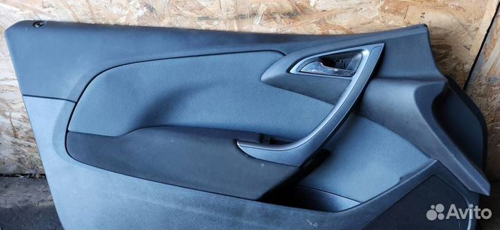 Обшивка двери передней левой Opel Astra J GTC 201