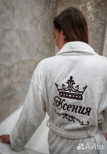 Махровый халат и полотенце с вышивкой