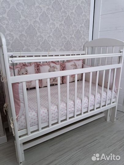 Детская кроватка с маятником