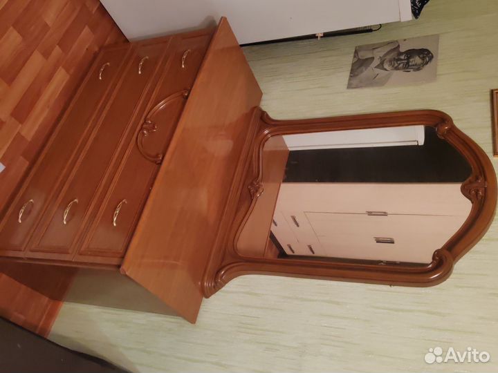 Комод с зеркалом