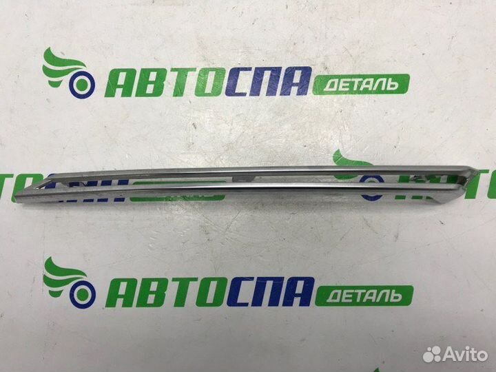 Молдинг решетки радиатора передний правый Mazda