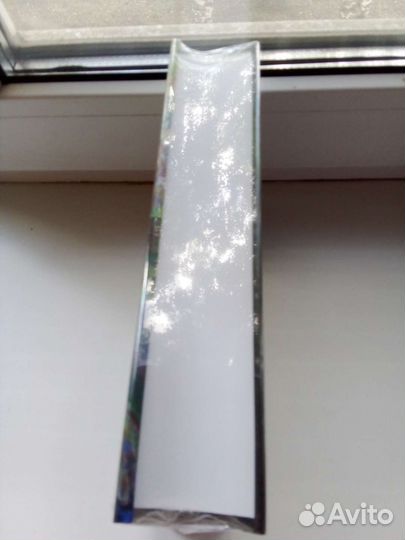 Рубина Одинокий пишущий человек, Окна