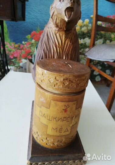 Медведь с бочкой меда