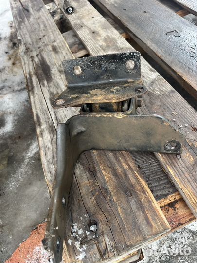 Подушка с кронштейном двигателя