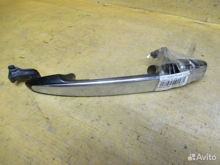 Ручка двери Toyota Noah AZR60G (Заднее)